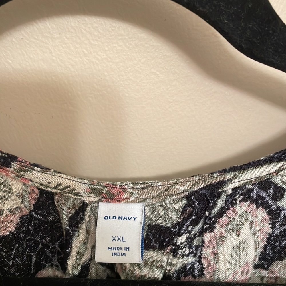 Old Navy women’s EUC black floral print top XXL​​ - Picture 3 of 4